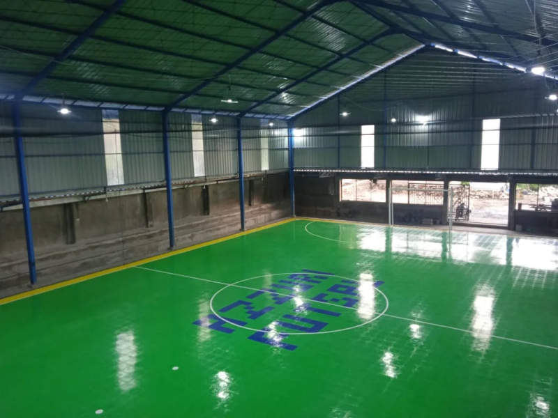 Lantai interlock futsal hijau di lapangan indoor