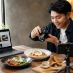 food blogger membuat konten kuliner