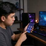 Pemain mengecek layanan top up MLBB melalui smartphone sebelum melakukan transaksi.